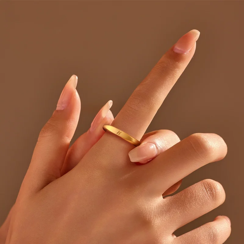 AZEKA 24K イニシャル刻印ゴールドリング、マット仕上げミニマリスト純金バンド