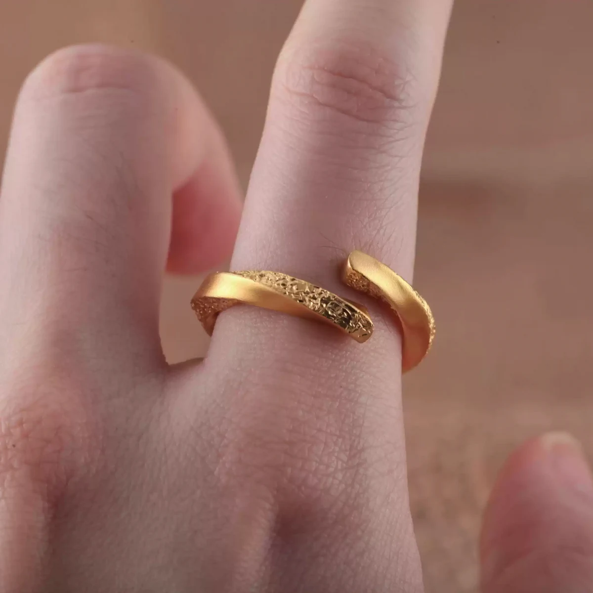 mobius gold wedding ring, hammered texture 24k gold ring, hand forged gold band