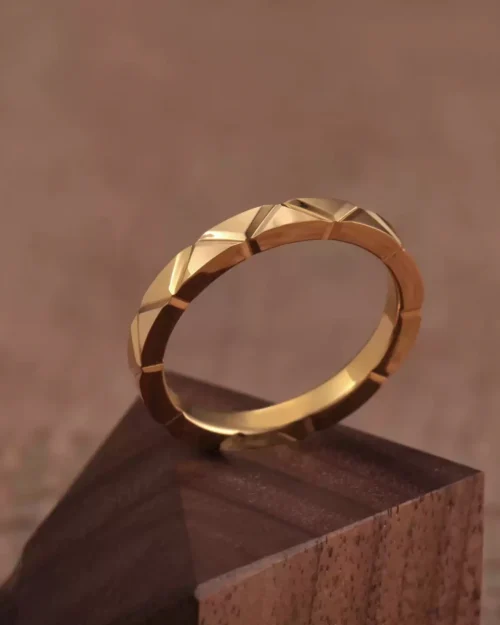 24k-gold-ring-AZK-7026-4 anillo de boda geométrico en oro, anillo de patrón triangular en oro de 24k, anillo de oro facetado forjado a mano