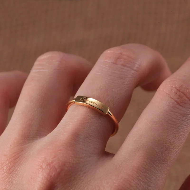 24k-gold-ring-AZK-7035-1 Откройте для себя массивное кольцо из 24-каратного золота, изготовленное вручную и украшенное гравировкой. Это значимый подарок на свадьбу, годовщину или важное событие в жизни.