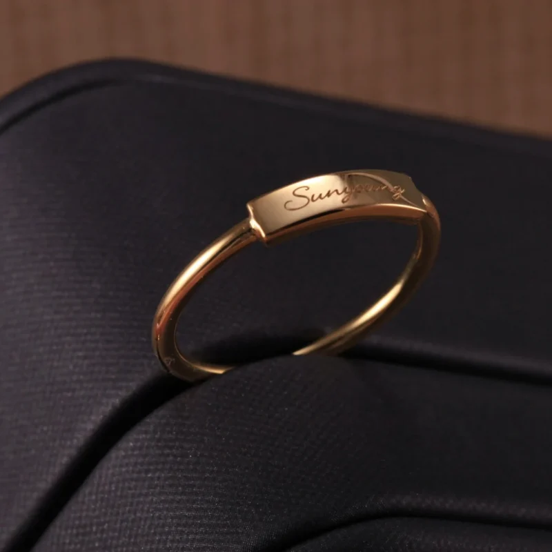 24k-gold-ring-AZK-7035-3 Откройте для себя массивное кольцо из 24-каратного золота, изготовленное вручную и украшенное гравировкой. Это значимый подарок на свадьбу, годовщину или важное событие в жизни.