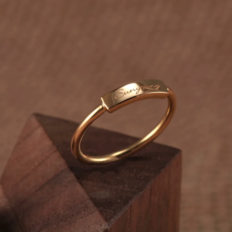 24k-gold-ring-AZK-7035-4 Откройте для себя массивное кольцо из 24-каратного золота, изготовленное вручную и украшенное гравировкой. Это значимый подарок на свадьбу, годовщину или важное событие в жизни.