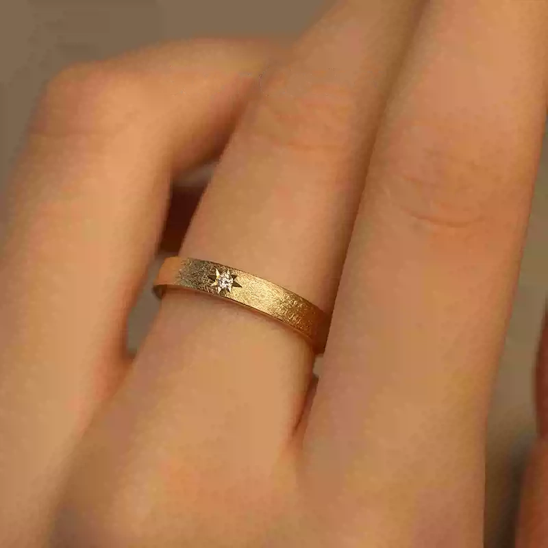 24k-gold-ring-AZK-7049-02 خاتم زفاف من الذهب عيار 18 قيراط، تصميم يدوي رائع، خيار أنيق للزواج والهدايا