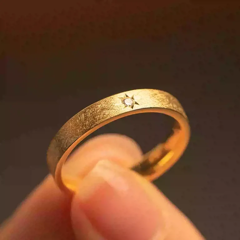 18K Gold Wedding Ring, Exquisitely Handcrafted, Ideal for Gifting and Weddings.