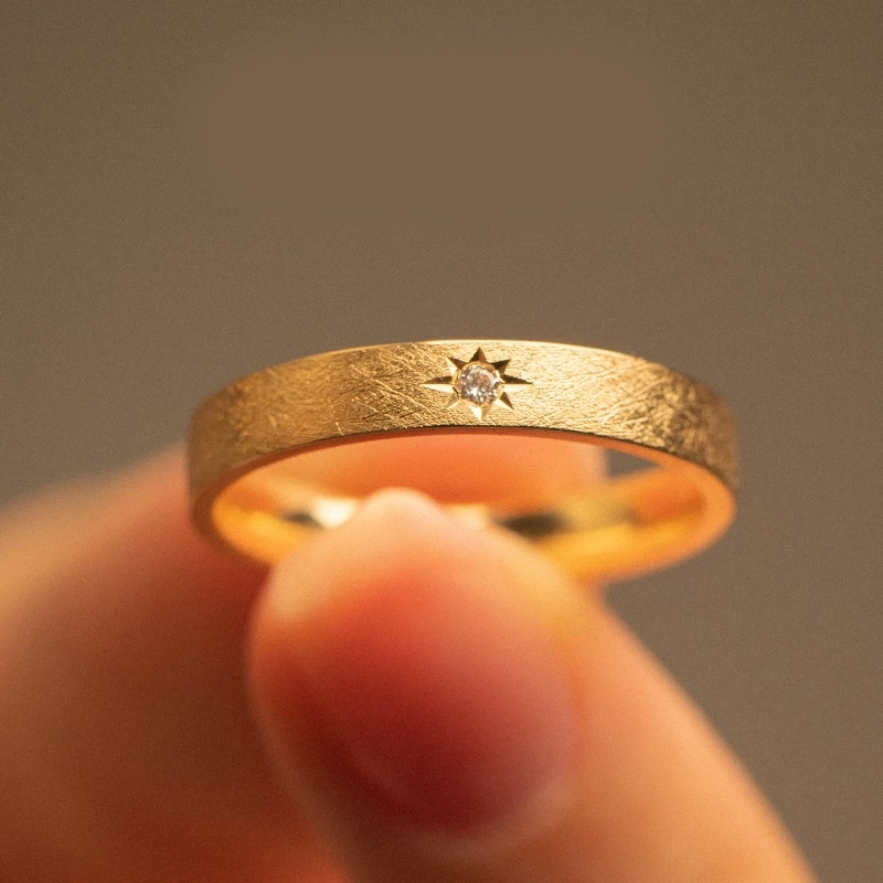 24k-gold-ring-AZK-7049-04 خاتم زفاف من الذهب عيار 18 قيراط، تصميم يدوي رائع، خيار أنيق للزواج والهدايا