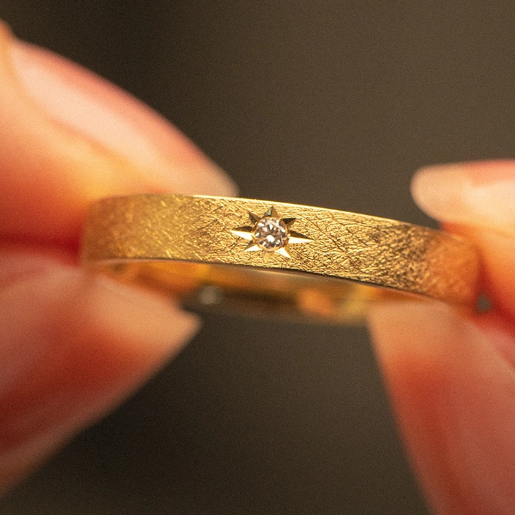 24k-gold-ring-AZK-7049-06 خاتم زفاف من الذهب عيار 18 قيراط، تصميم يدوي رائع، خيار أنيق للزواج والهدايا