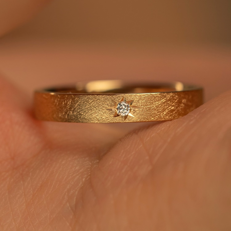 24k-gold-ring-AZK-7049-07 خاتم زفاف من الذهب عيار 18 قيراط، تصميم يدوي رائع، خيار أنيق للزواج والهدايا