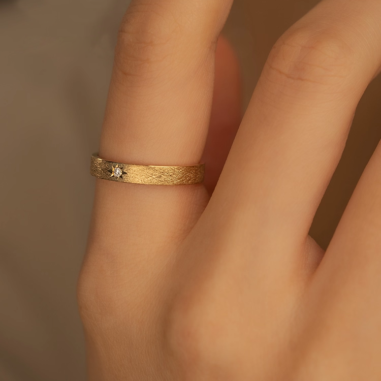 24k-gold-ring-AZK-7049-08 خاتم زفاف من الذهب عيار 18 قيراط، تصميم يدوي رائع، خيار أنيق للزواج والهدايا