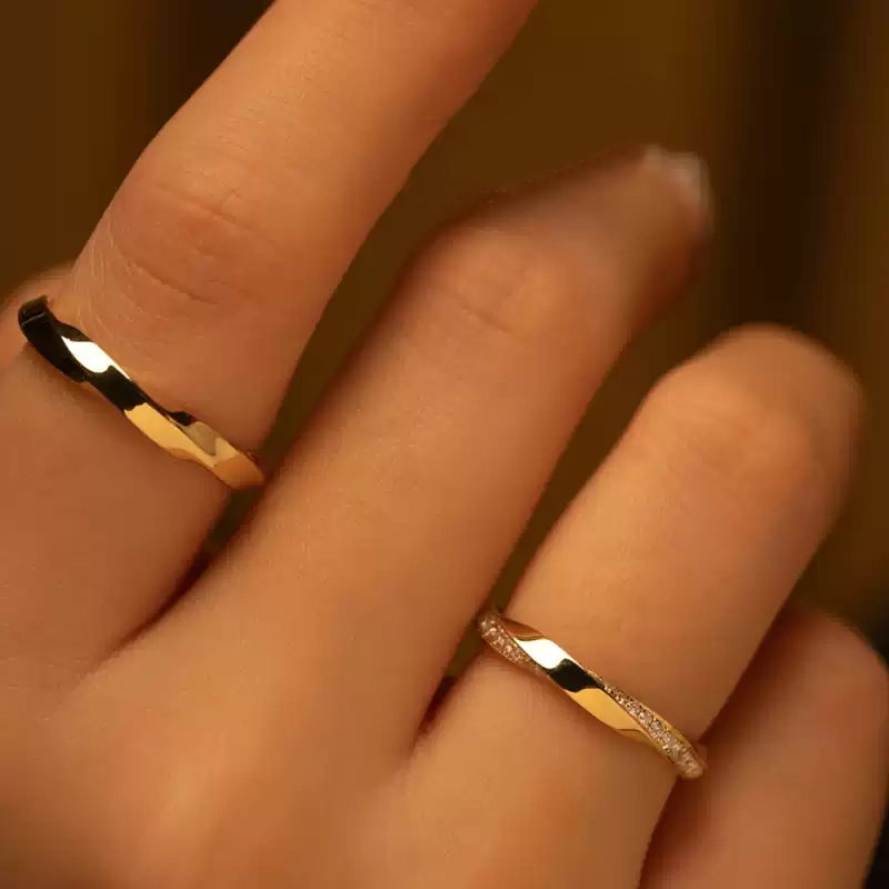 24k-gold-ring-AZK-7058-02 แหวนแต่งงานเพชรทองคำ 18K แบบมินิมอล ดีไซน์เรียบหรู สัญลักษณ์แห่งความรักที่ยั่งยืน