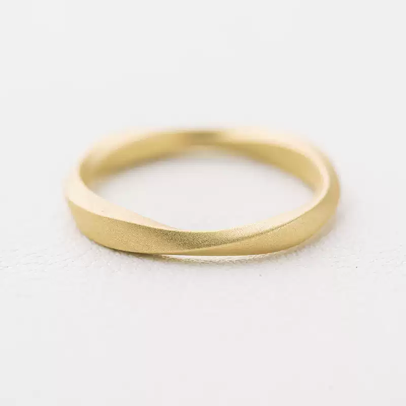 24k-gold-ring-AZK-7069-01 แหวนแต่งงานเรียบหรูจากทองคำ 18K แบบมินิมอล สไตล์โมเดิร์นเรียบง่าย
