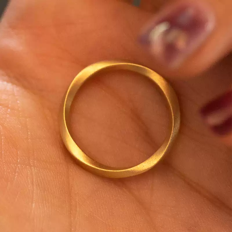 24k-gold-ring-AZK-7069-02 แหวนแต่งงานเรียบหรูจากทองคำ 18K แบบมินิมอล สไตล์โมเดิร์นเรียบง่าย