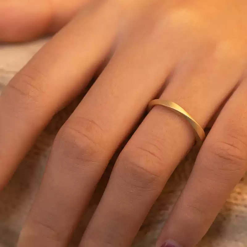 24k-gold-ring-AZK-7069-04 แหวนแต่งงานเรียบหรูจากทองคำ 18K แบบมินิมอล สไตล์โมเดิร์นเรียบง่าย