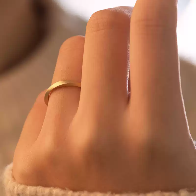 24k-gold-ring-AZK-7069-05 แหวนแต่งงานเรียบหรูจากทองคำ 18K แบบมินิมอล สไตล์โมเดิร์นเรียบง่าย