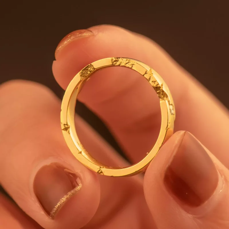 AZK-7074-1 Обручальное кольцо из золота 18 карат | Доступна гравировка на заказ