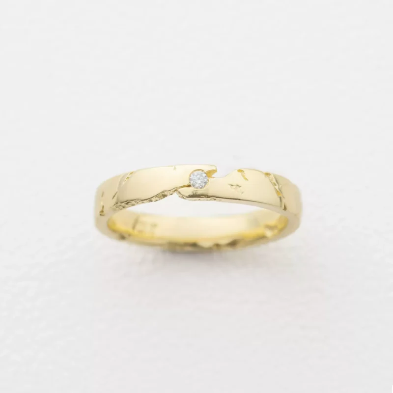 AZK-7074-3 Обручальное кольцо из золота 18 карат | Доступна гравировка на заказ