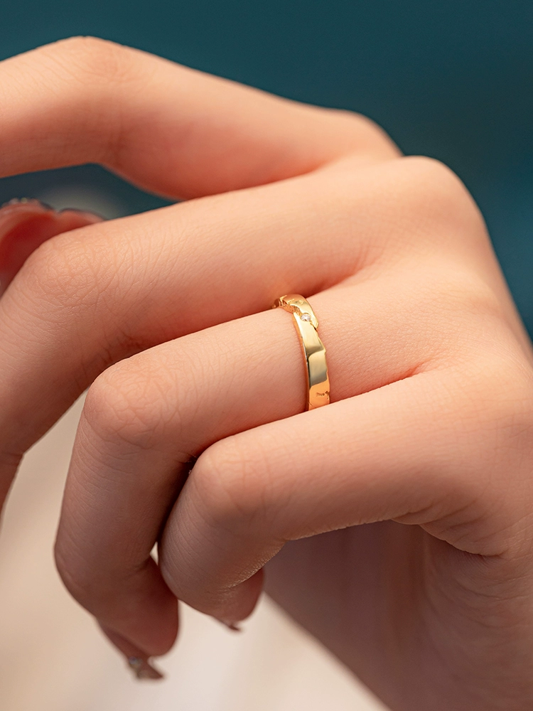 AZK-7074-7 Обручальное кольцо из золота 18 карат | Доступна гравировка на заказ