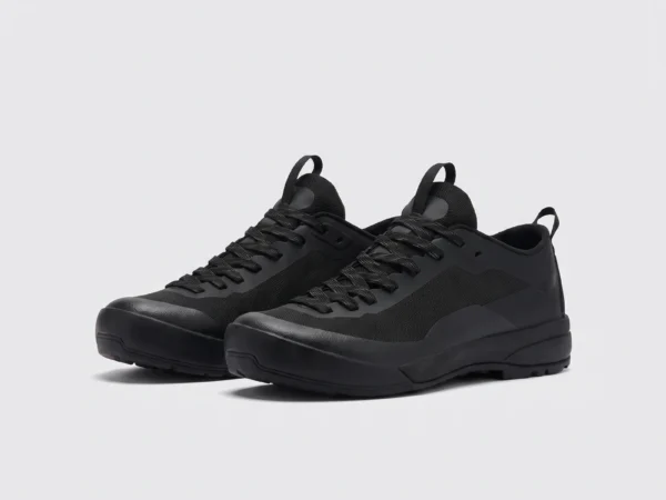 Men's low-top breathable trail running shoes in black, front 45 degree view