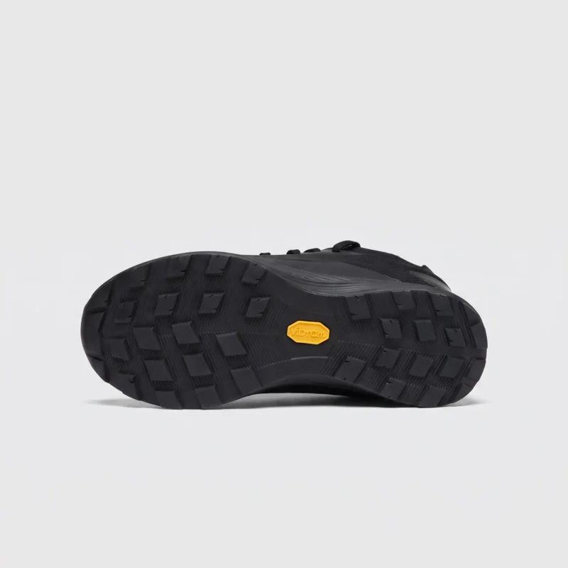 Lightweight trail running sneakers - black outsole view
