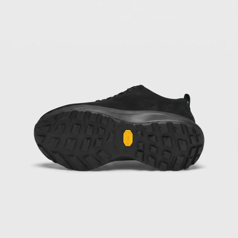 Waterproof leather hiking sneakers - black matte outsole view